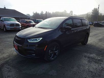 New 2026 Chrysler Pacifica Limited w/ S Appearance Package