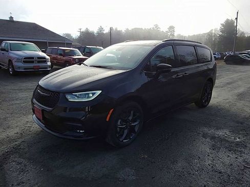 New 2026 Chrysler Pacifica Limited w/ S Appearance Package image 4