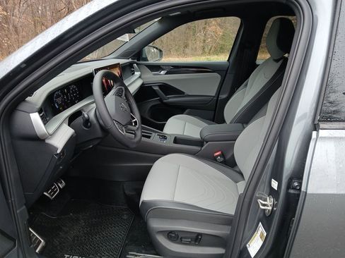 New 2026 Volkswagen Tiguan SE R-Line FWD image 9