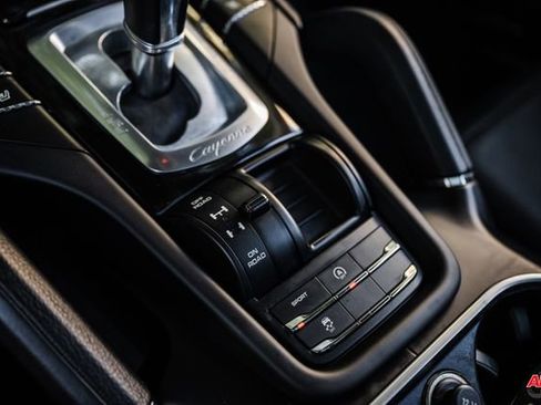 Used 2018 Porsche Cayenne Platinum Edition image 18