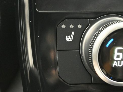 Used 2023 Toyota Highlander XLE image 13