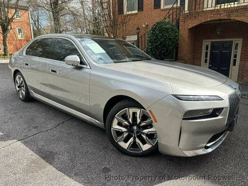 Used 2023 BMW i7 xDrive60 w/ Executive Package 2 AWD/4WD image 2