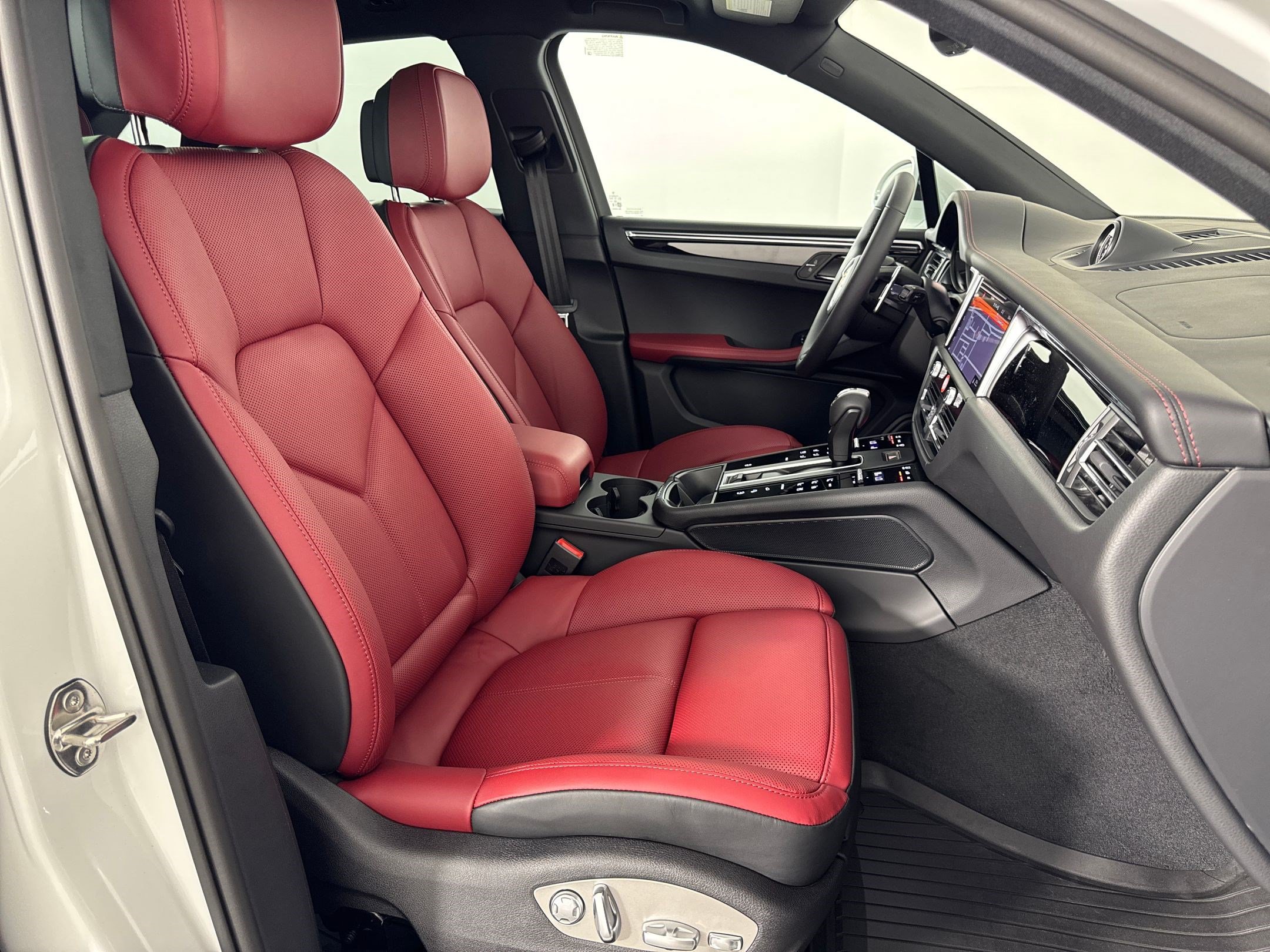Certified 2026 Porsche Macan AWD/4WD image 27