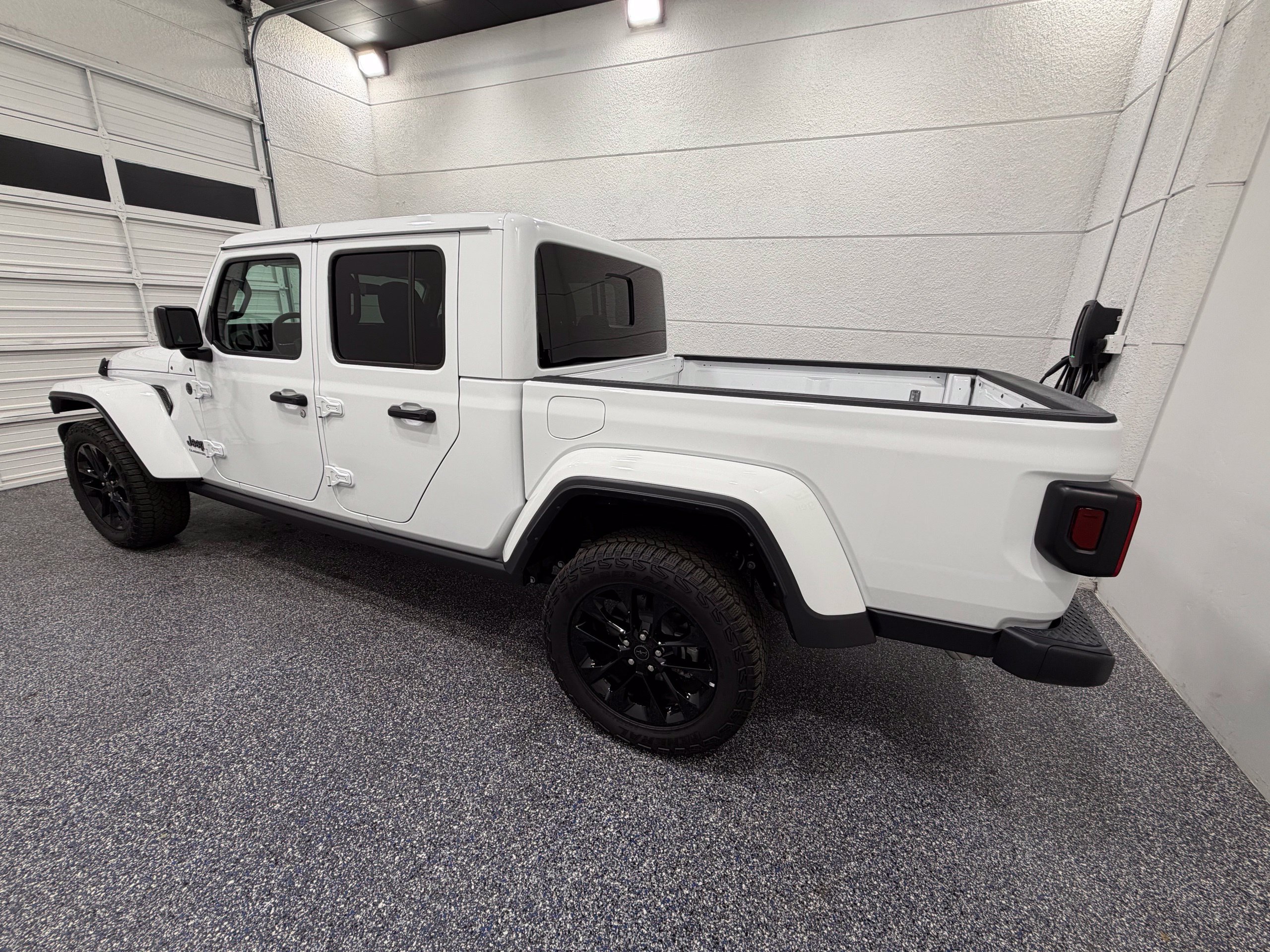 Used 2025 Jeep Gladiator Sport AWD/4WD image 3