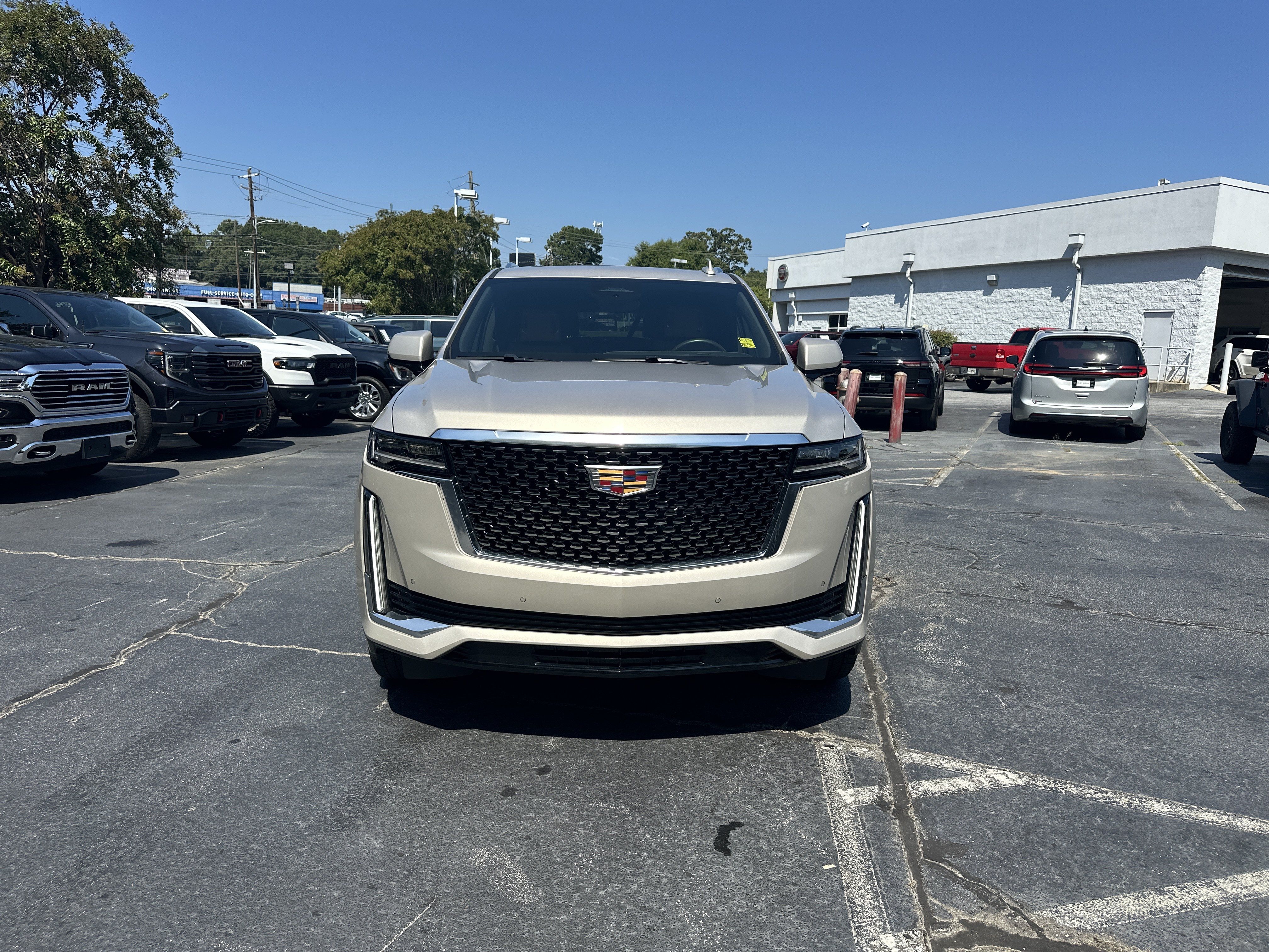 Used 2022 Cadillac Escalade ESV Premium Luxury AWD/4WD image 4