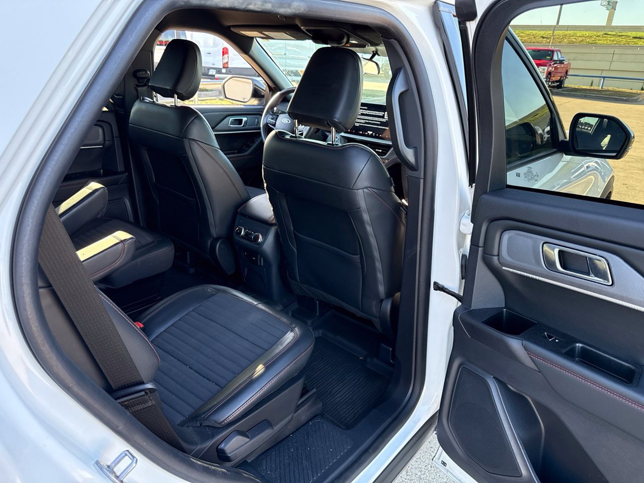 Used 2025 Ford Explorer ST-Line AWD/4WD image 13