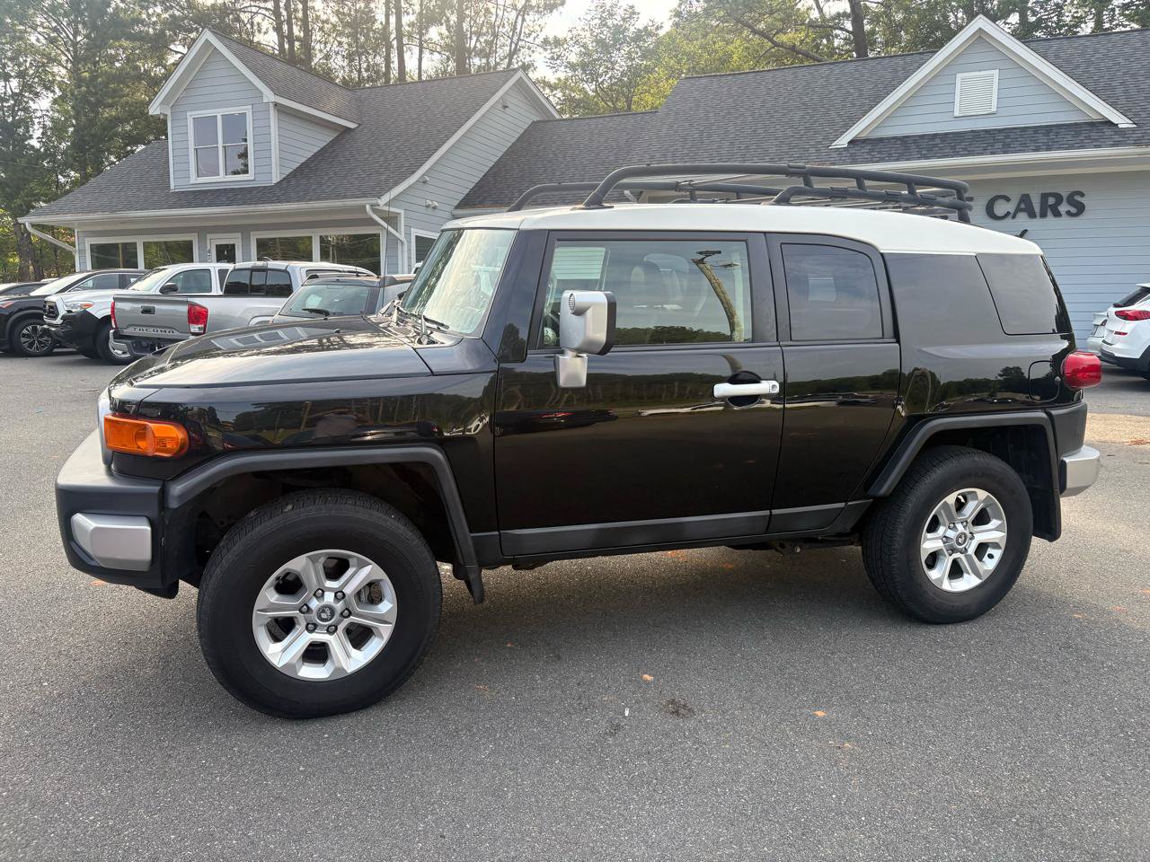 Used 2014 Toyota FJ Cruiser 2WD w/ Convenience Package image 2
