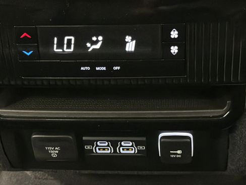 Used 2024 Jeep Wagoneer 4WD w/ Premium Group I image 37