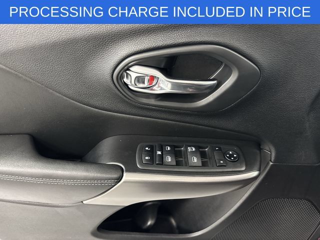 Used 2020 Jeep Cherokee Latitude w/ Cold Weather Group AWD/4WD image 5