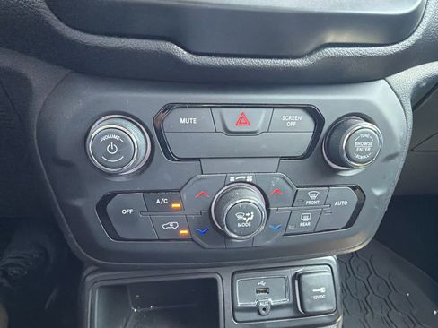 Used 2018 Jeep Renegade Latitude FWD image 31
