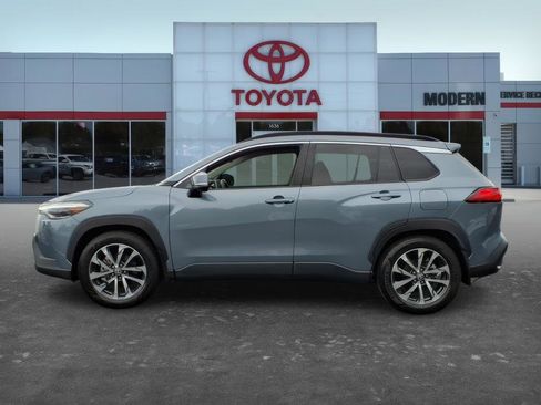 Used 2023 Toyota Corolla Cross XLE w/ Convenience Package FWD image 3