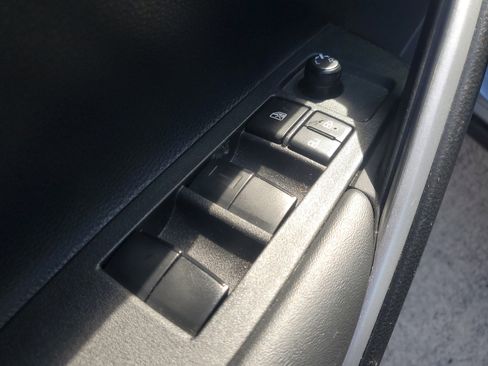 Used 2025 Toyota Corolla Cross LE image 19