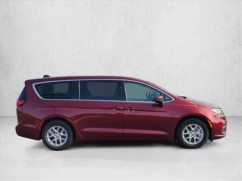 Used 2023 Chrysler Pacifica Touring-L FWD image 4