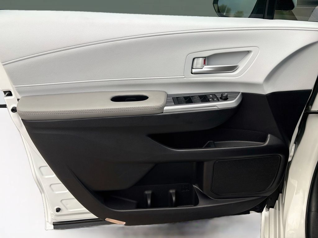 Certified 2026 Toyota Sienna XLE FWD image 25