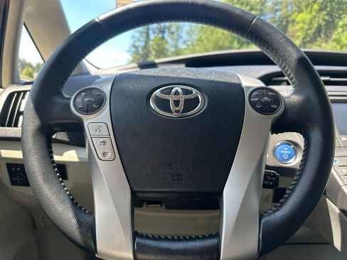 Used 2014 Toyota Prius Four FWD image 19
