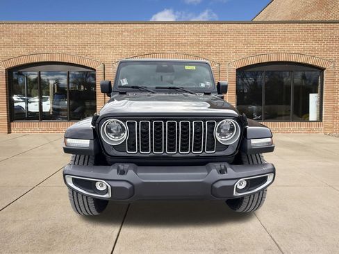 Used 2025 Jeep Wrangler Sahara image 3