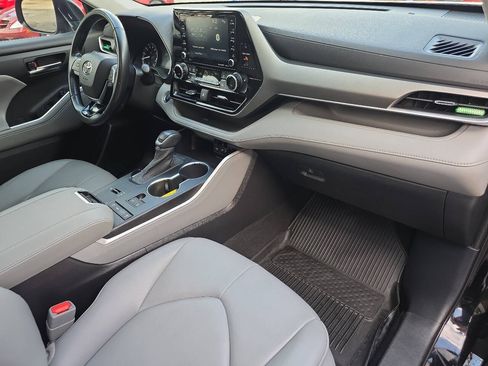 Used 2021 Toyota Highlander XLE FWD image 24