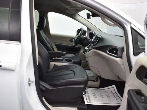 Used 2024 Chrysler Pacifica Touring-L FWD image 17