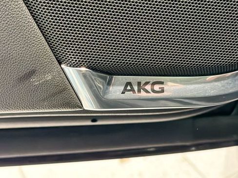 Used 2025 Cadillac Escalade ESV Premium Luxury image 18