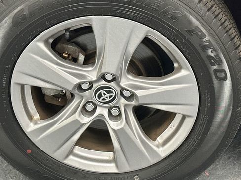 Certified 2022 Toyota RAV4 LE AWD/4WD image 17