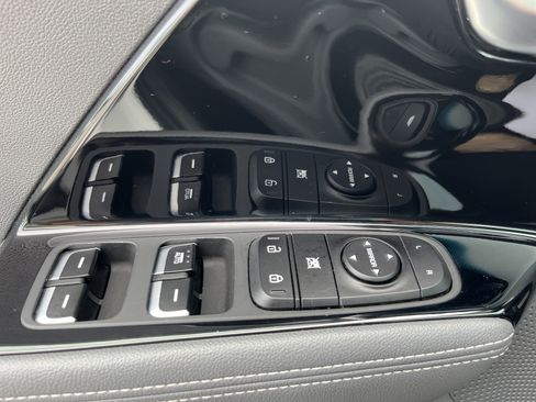 Used 2020 Kia Niro LXS FWD image 25