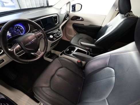 Used 2019 Chrysler Pacifica Touring-L Plus FWD image 19