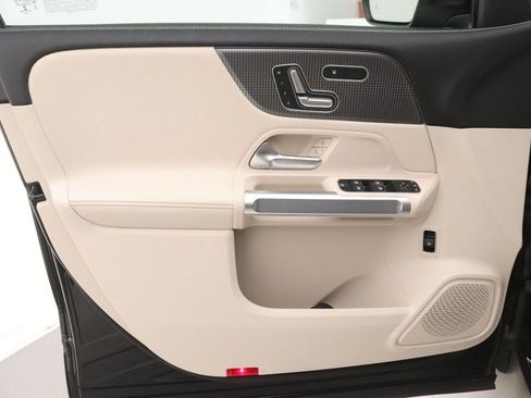 Used 2022 Mercedes-Benz GLB 250 image 20