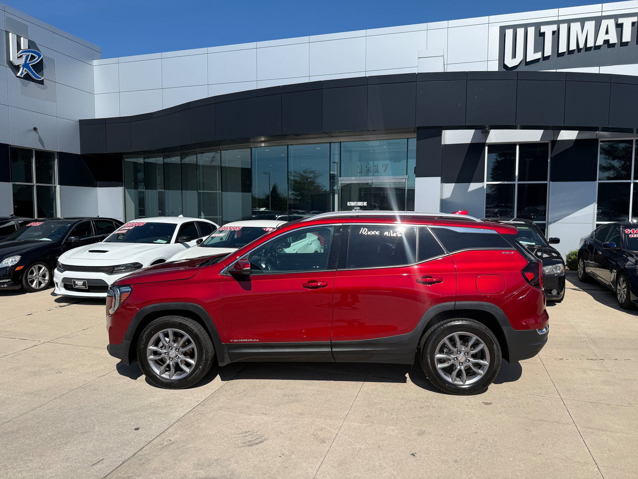 Used 2022 GMC Terrain SLT w/ Infotainment Package II AWD/4WD image 2