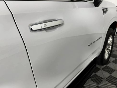 Used 2023 GMC Yukon XL SLT AWD/4WD image 32