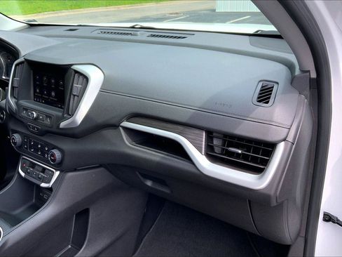 Used 2024 GMC Terrain SLE AWD/4WD image 15