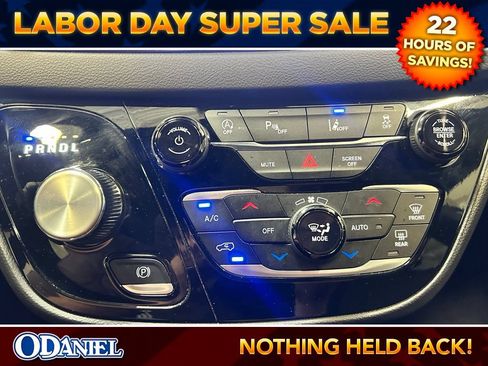 Used 2025 Chrysler Pacifica Select FWD image 17