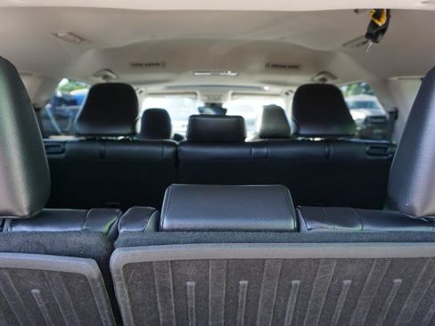 Used 2021 Toyota Highlander XLE AWD/4WD image 7