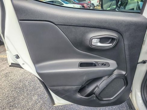 Used 2023 Jeep Renegade Latitude AWD/4WD image 20