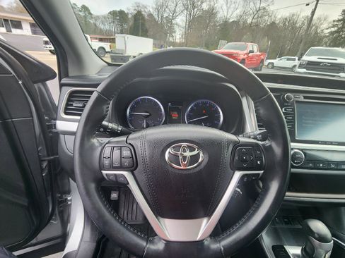Used 2019 Toyota Highlander XLE image 19