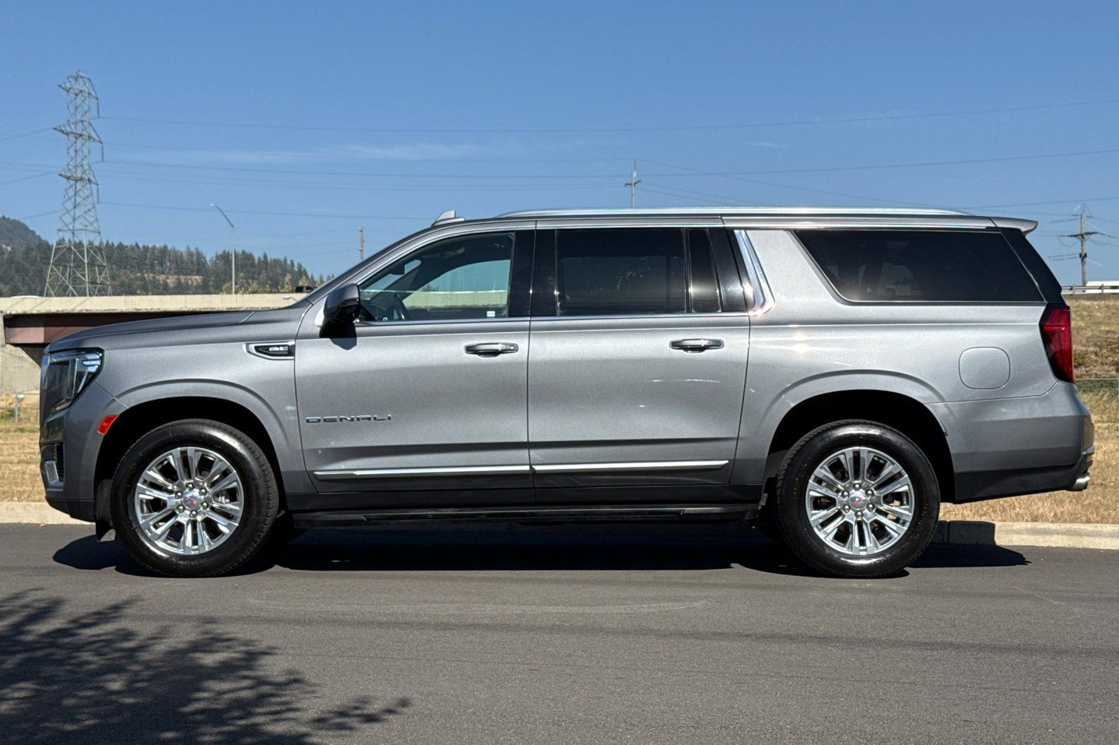Used 2022 GMC Yukon XL Denali AWD/4WD image 6