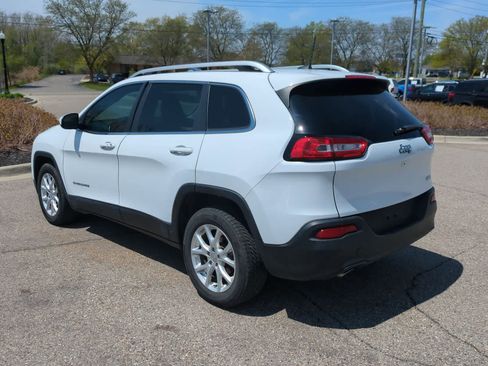 Used 2018 Jeep Cherokee Latitude Plus w/ Cold Weather Group FWD image 6