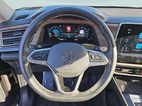 Used 2025 Volkswagen Atlas SE image 14