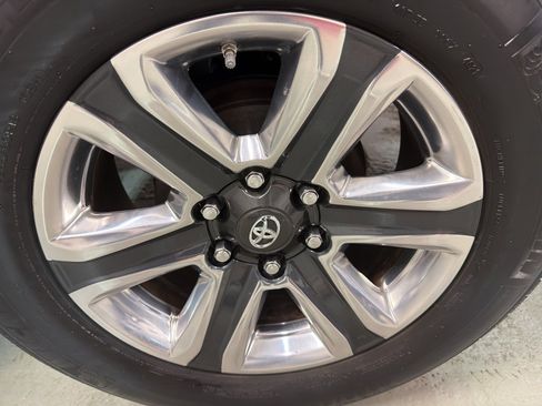 Used 2016 Toyota Tacoma Limited image 34