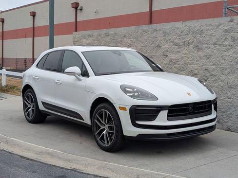 Certified 2025 Porsche Macan AWD/4WD image 9
