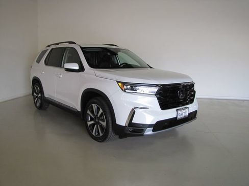 Certified 2023 Honda Pilot Touring image 3