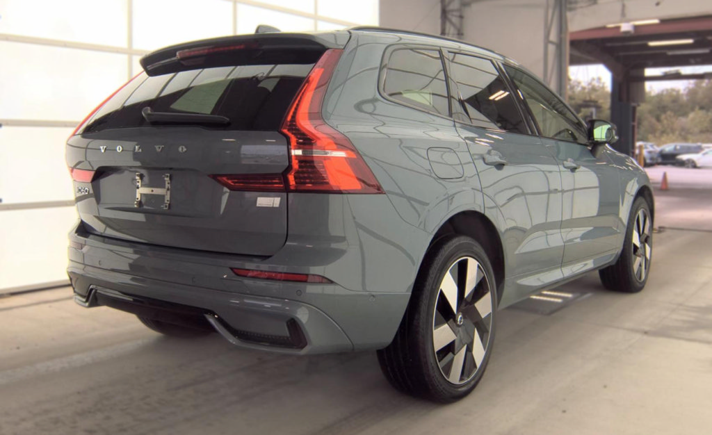 Used 2024 Volvo XC60 T8 Ultimate w/ Climate Package AWD/4WD image 3