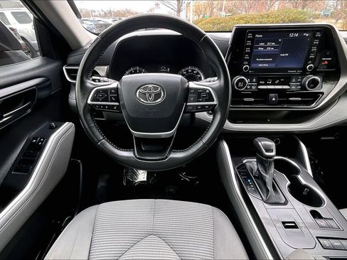Used 2022 Toyota Highlander LE image 5