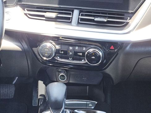 Used 2025 Chevrolet Trax LT w/ LT Convenience Package FWD image 21