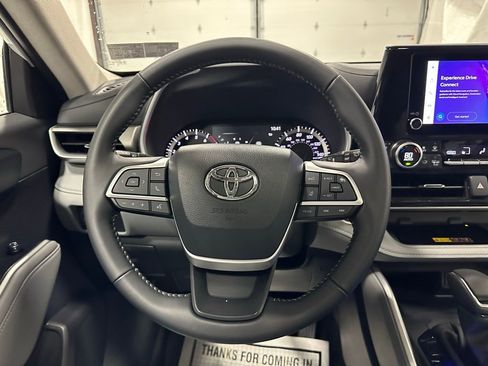 Used 2025 Toyota Highlander XLE image 18