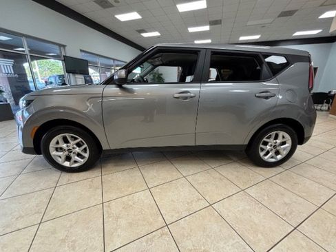 Used 2025 Kia Soul LX w/ LX Technology Package FWD image 5