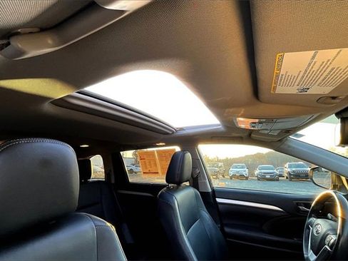 Used 2019 Toyota Highlander XLE image 24