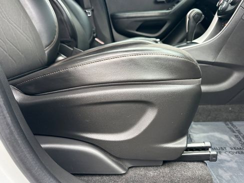 Used 2022 Chevrolet Trax LT w/ LT Convenience Package image 22