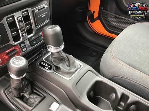 Used 2025 Jeep Gladiator Rubicon w/ Technology Group AWD/4WD image 25