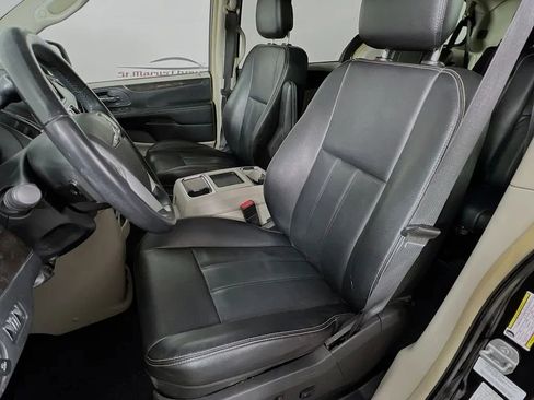 Used 2014 Chrysler Town & Country Touring image 20