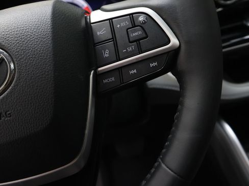 Used 2024 Toyota Highlander Limited FWD image 21